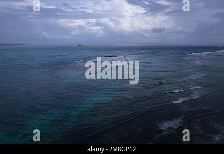 Plage sur l'île de Siargao, Philippines vue d'en haut, photo de drone Banque D'Images