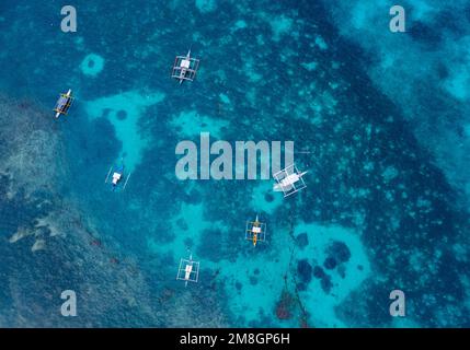 Récif de corail de plage et catamarans sur l'île de Siargao, Philippines, vu d'en haut, photo de drone Banque D'Images