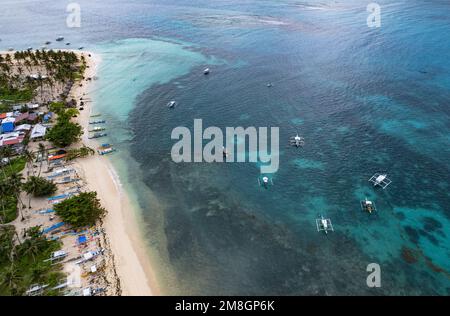Plage sur l'île de Siargao, Philippines vue d'en haut, photo de drone Banque D'Images