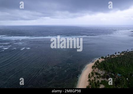 Plage sur l'île de Siargao, Philippines vue d'en haut, photo de drone Banque D'Images