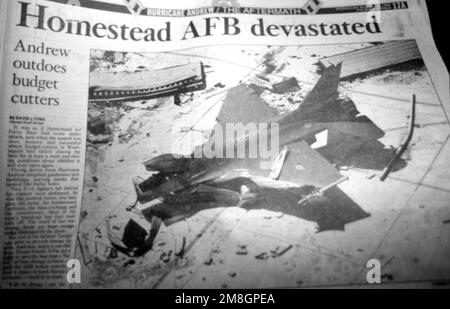 Vue rapprochée de la première page d'un journal de Miami présentant un article sur les dommages subis par la base lors de l'ouragan Andrew, qui a frappé la région de 24 août. Base: Homestead Air Force base État: Floride (FL) pays: Etats-Unis d'Amérique (USA) Banque D'Images