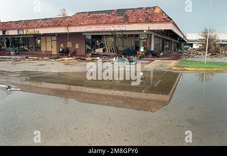 Vue des dommages causés au Centre de recrutement des Forces armées par l'ouragan Andrew. Objet opération/série: HURRICANE ANDREW base: Homestead Air Force base État: Floride (FL) pays: États-Unis d'Amérique (USA) Banque D'Images