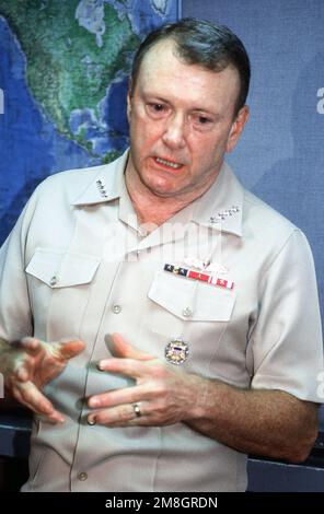 L'ADM David E. Jeremiah, vice-président des chefs d'ÉTAT-MAJOR interarmées, répond à une question des médias lors d'une conférence de presse à bord du porte-avions USS RANGER (CV-61). Jérémie est dans la région pour surveiller les activités de l'opération Southern Watch, une initiative multinationale visant à établir une zone d'exclusion aérienne pour les avions iraquiens au sud du parallèle de 32nd en Iraq. Sujet opération/série: SUD PAYS DE VEILLE: Inconnu Banque D'Images