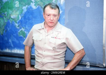 L'ADM David E. Jeremiah, vice-président des chefs d'ÉTAT-MAJOR interarmées, répond à une question des médias lors d'une conférence de presse à bord du porte-avions USS RANGER (CV-61). Jérémie est dans la région pour surveiller les activités de l'opération Southern Watch, une initiative multinationale visant à établir une zone d'exclusion aérienne pour les avions iraquiens au sud du parallèle de 32nd en Iraq. Sujet opération/série: SUD PAYS DE VEILLE: Inconnu Banque D'Images