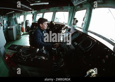 SN Edward Nunez montre sur le pont de la frégate de missile guidé USS MCCLUSKY (FFG-41) alors que le navire est en route vers Vladivostok, Russie pour une visite de port. Pays: Mer du Japon Banque D'Images