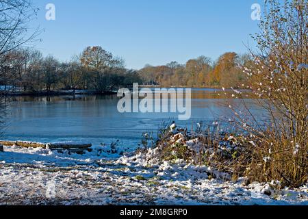 Une scène vinionnaire au lac Barden, à Tonbridge, en Angleterre, pendant une courte période de froid en décembre 2022 Banque D'Images