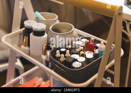 vue rapprochée du produit de soin des ongles et des vernis à ongles au salon. Photo de haute qualité Banque D'Images