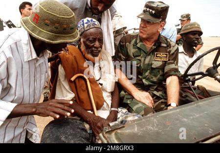 Vice-président chefs d'ÉTAT-MAJOR interarmées l'ADM David Jeremiah s'entretient avec les tribus locales au sujet des conditions de vie et de l'impact de l'opération fournir des secours. Sur la photo, le SMA Jeremiah est en jeep avec deux tribus locales. Objet opération/série: FOURNIR UNE BASE DE SECOURS: Oddur pays: Somalie (SOM) Banque D'Images