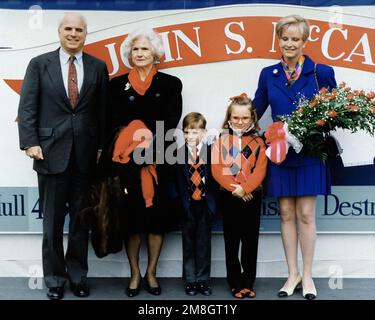 Les membres de la famille McCain posent pour une photographie lors de la cérémonie de baptême et de lancement du destroyer DE missile guidé JOHN S. MCCAIN (DDG-56). Sur la photo, de gauche à droite, se trouvent: Arizona Sene John S. McCain III; Mme John S. McCain Jr., la mère du sénateur; John McCain IV; Meghan McCain, femme d'honneur; Et Cindy H. McCain, l'épouse du sénateur et le parrain du navire. La cérémonie a lieu au chantier naval de Bath Iron Works. Base: Bath État: Maine (ME) pays: Etats-Unis d'Amérique (USA) Banque D'Images