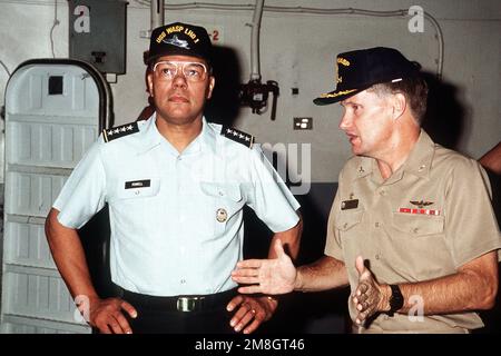 LE CAPT Chuck Saffell, commandant du navire d'assaut amphibie USS WASP (LHD-1), discute avec GEN Colin Powell, président, chefs d'ÉTAT-MAJOR interarmées, pendant la visite du général du navire. Pays : inconnu Banque D'Images