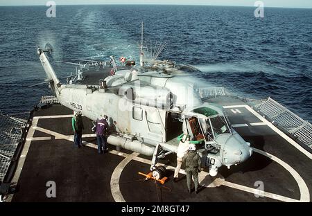 Le personnel du pont de vol et l'équipage préparent un hélicoptère léger hélicoptère anti-sous-marin Squadron 31 (HSL-33) SH-2F Seasprite pour le décollage sur le pont de vol du croiseur de missiles guidé USS JOUETT (CG-29) pendant l'opération Southern Watch. Objet opération/série : MONTRE DU SUD base : USS Jouett (CG 29) Banque D'Images