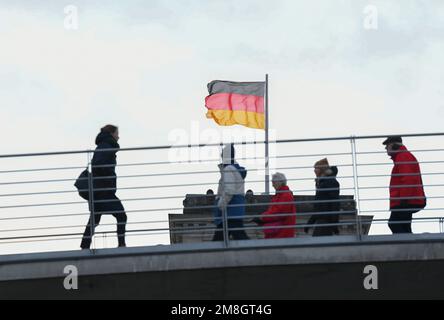 Berlin, Allemagne. 13th janvier 2023. Les gens marchent sur un pont à Berlin, Allemagne, 13 janvier 2023. Le produit intérieur brut (PIB) de l'Allemagne ajusté en fonction des prix en 2022 a été supérieur de 1,9 pour cent à celui de l'année précédente, selon les chiffres préliminaires publiés vendredi par l'Office fédéral de la statistique (Destatis). Crédit: REN Pengfei/Xinhua/Alay Live News Banque D'Images