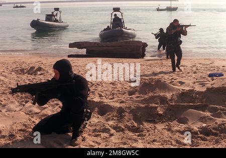 Les membres de l'équipe Sea-Air-Land (SEAL) deux dédéplacent à terre de petites embarcations d'assaut pendant les CAPEX '92. Le SCEAU au premier plan est armé d'un canon secondaire MP-5A3 9mm modifié. Objet opération/série: CAPEX '92 base: Naval Station, Rota pays: Espagne (ESP) Banque D'Images