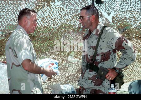 LE GÉN Carl E. Mundy Jr., commandant du corps des Marines, s'entretient avec un officier du bataillon de construction mobile navale 40 (NMCB-40) au cours de l'opération multinationale de secours Restore Hope. Objet opération/série: RÉTABLIR L'ESPOIR pays: Somalie (SOM) Banque D'Images