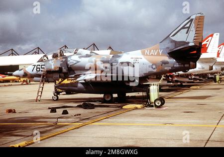 Vue du côté gauche d'un aéronef Skyhawk TA-4J de l'escadron d'entraînement 7 (VT-7) stationné sur la ligne de vol. Base: Naval Air Facility, Andrews AFB État: Maryland (MD) pays: Etats-Unis d'Amérique (USA) Banque D'Images