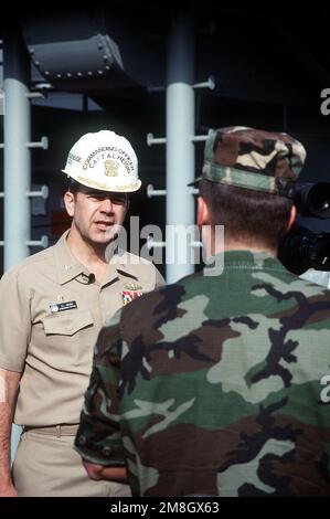 Le commandant de l'USS Blue Ridge (LCC 19), navire amiral de la 7e ...