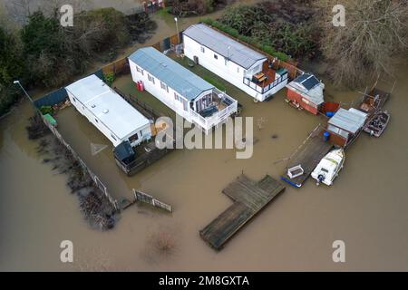 Stourport on Severn, Worcestershire, 14 janvier 2023 - les sites de caravanes le long de la rivière Severn à Stourport on Severn ont été inondés en raison de la montée des eaux après que la rivière a éclaté ses berges. Une rangée de maisons au bord de la rivière et une piscine de loisirs des parcs sont maintenues au sec en raison des barrières anti-inondation et des pompes à eau. La rivière devrait augmenter davantage et culminer tôt le dimanche matin. Crédit : arrêtez Press Media/Alamy Live News Banque D'Images