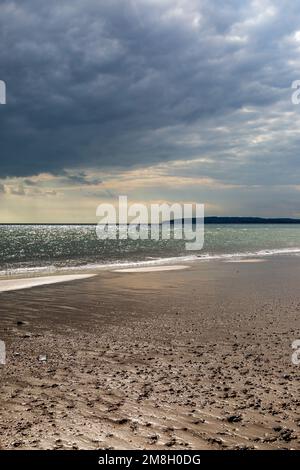 La plage de Camber Sands à Sussex avec un ciel orageux Banque D'Images