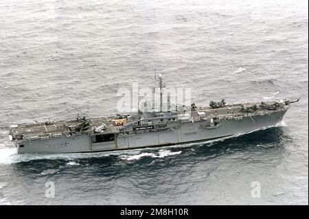 Une vue à tribord du navire d'assaut amphibie USS TRIPOLI (LPH-10) est en cours. Pays : Océan Pacifique (POC) Banque D'Images