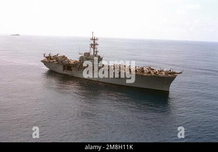 Une vue à tribord du navire d'assaut amphibie USS TRIPOLI (LPH-10) est en cours. Pays : Océan Pacifique (POC) Banque D'Images