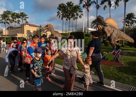 Bangkok, Thaïlande. 14th janvier 2023. Enfants vus avec leurs parents pendant la Journée des enfants de Thaïlande à la maison du gouvernement à Bangkok. Crédit : SOPA Images Limited/Alamy Live News Banque D'Images