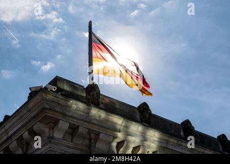 Berlin, Allemagne: Vue partielle sur le bâtiment Reichstag, tour avec drapeau allemand Banque D'Images