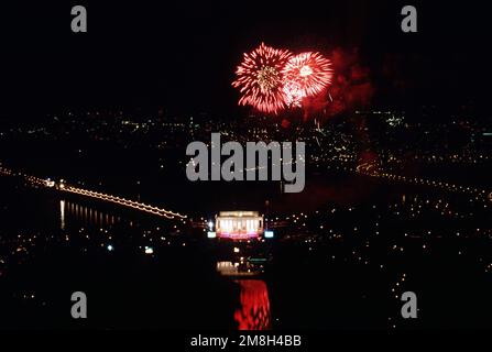 Réunion américaine sur le centre commercial. Les feux d'artifice explosent au-dessus du Lincoln Memorial dans le cadre des festivités de la Réunion américaine. Base: Washington État: District de Columbia (DC) pays: Etats-Unis d'Amérique (USA) Banque D'Images