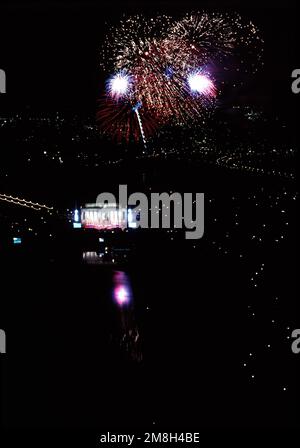 Réunion américaine sur le centre commercial. Les feux d'artifice explosent au-dessus du Lincoln Memorial dans le cadre des festivités de la Réunion américaine. Base: Washington État: District de Columbia (DC) pays: Etats-Unis d'Amérique (USA) Banque D'Images