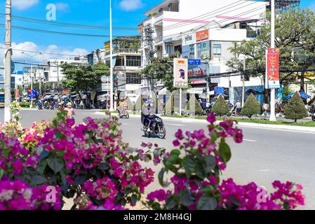 Nha Trang, Vietnam - 13 janvier 2023 : rues de la ville de Nha Trang avec circulation routière et fleurs pour le nouvel an de Tet Lunar Banque D'Images