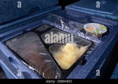 Repas chaud emballé dans des boîtes en plastique et en polystyrène à livrer à la maison des personnes âgées et handicapées. Service Meals on Wheels Banque D'Images