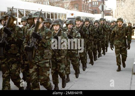 I Company, 3rd Bataillon, 24th Marines en déchargement des autobus du Mall le 20 janvier 1993 pour participer au défilé. Base: Washington État: District de Columbia (DC) pays: Etats-Unis d'Amérique (USA) Banque D'Images