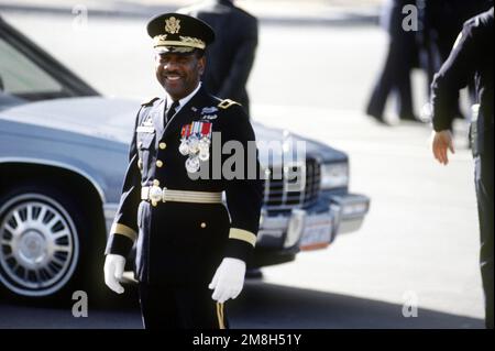 LE BGÉN Robert L. Stephens se trouve du côté est du bâtiment du Capitole, en attendant l'arrivée du président Clinton pour l'accompagner à la Maison Blanche pour le défilé inaugural de 1993. Base: Washington État: District de Columbia (DC) pays: Etats-Unis d'Amérique (USA) Banque D'Images