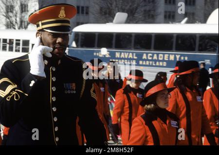 Le SPC Trent Reese de la bande de l'armée américaine (Pershings Own) escorte la bande de marchage de l'école secondaire de Hope Arkansas pendant le défilé inaugural de 1993. Base: Washington État: District de Columbia (DC) pays: Etats-Unis d'Amérique (USA) Banque D'Images