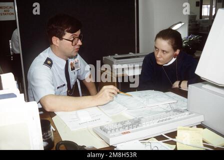 Deux membres du Comité inaugural des Forces armées se consultent sur les procédures de gestion des tâches conjointes de personnel. Base: Washington État: District de Columbia (DC) pays: Etats-Unis d'Amérique (USA) Banque D'Images