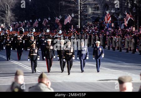 Comité inaugural des Forces armées en coulisses. BGÉN Robert L. Stephens Jr., États-Unis; Brigadier John H. admire, USMC; RADM Robert C. Jones, USN; col Steven B. Richards, USAF; RADM John W. Lockwood, USCG; commandants de troupes, et PERSONNEL col Joseph Hunt, États-Unis; marche dans l'escorte présidentielle avant le début de la parade inaugurale 1993. Base: Washington État: District de Columbia (DC) pays: Etats-Unis d'Amérique (USA) Banque D'Images