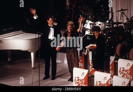 Comité inaugural des Forces armées en coulisses. Le président de Vic, Al Gore, et son épouse, Tipper, se déchaînent à l'invité à la balle dans le bâtiment de la pension le soir du 20 janvier 1993. Base: Washington État: District de Columbia (DC) pays: Etats-Unis d'Amérique (USA) Banque D'Images