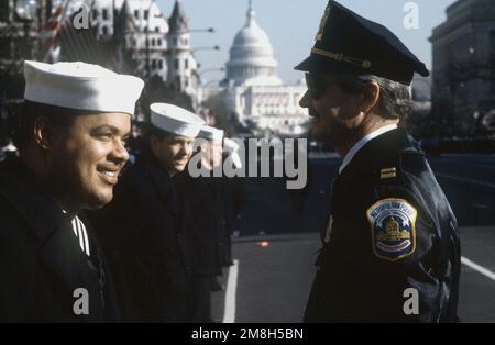 Inauguration.QM2 Henery Morton, de la Marine Annex, Washington, D.C., et le capitole G. C. Hoopert (Glen), du département de police de district de 5th, s'engagent dans une conversation pendant l'inauguration présidentielle. Base: Washington État: District de Columbia (DC) pays: Etats-Unis d'Amérique (USA) Banque D'Images