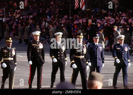 Parade inaugurale, BGÉN Robert L. Stephens Jr USA, BGÉN John H. admire, USMC; RADM Robert C. Jones, USN; col Stephens B. Richards, USAF; RADM John W. Lockwood, USCG; commandants des troupes et du personnel col Joseph Hunt, USA, en escorte présidentielle au début du défilé. Base: Washington État: District de Columbia (DC) pays: Etats-Unis d'Amérique (USA) Banque D'Images