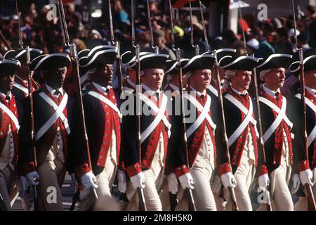 Défilé inaugural, des membres de la vieille garde d'infanterie américaine passent devant Freedom Plaza. Base: Washington État: District de Columbia (DC) pays: Etats-Unis d'Amérique (USA) Banque D'Images