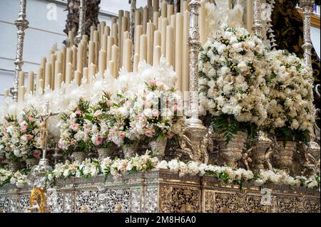 Détail d'un trône portant une effigie de Madonna dans une parade de Pâques pendant la semaine Sainte ou Santa Semana à Cadix, Espagne Banque D'Images