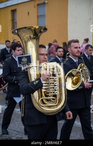 Musiciens dans un défilé de pâques dans un groupe de marching en laiton à Semana santa ou semaine Sainte à Cadix Espagne. Banque D'Images