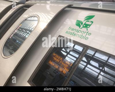 Logo transport durable sur un train à grande vitesse en Espagne Banque D'Images