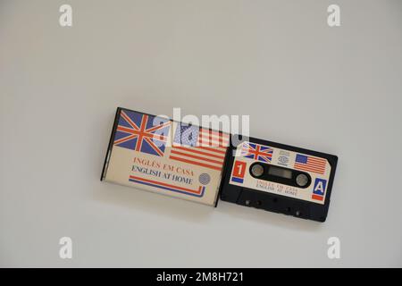 Marilia, São Paulo, Brésil - 20 octobre 2022 : cassette audio des années 90 avec cours d'anglais à la maison. Boîte en plastique. Arrière-plan blanc. c Banque D'Images