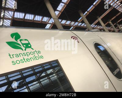 Logo transport durable sur un train à grande vitesse en Espagne Banque D'Images