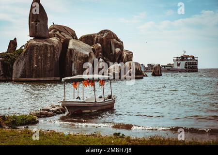 23.04.2022 - Mwanza, Tanzanie - bateau flottant sur le rivage de la plage à côté de Bismarck rock un jour ensoleillé dans la ville africaine Banque D'Images