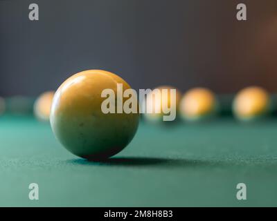 Photo rapprochée des boules de billard sur la table de billard verte. Banque D'Images