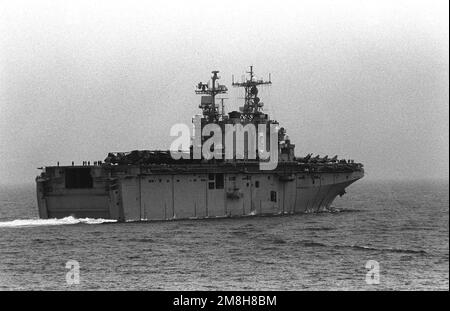 Vue à tribord du navire d'assaut amphibie USS BELLEAU WOOD (LHA-3) en cours pendant les opérations de patrouille au large de la République de Corée du Sud. Pays: Mer du Japon Banque D'Images