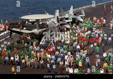 Les membres de l'équipage effectuent une visite de la plate-forme de vol du porte-avions à propulsion nucléaire USS NIMITZ (CVN-68) en cas de dommages causés par des corps étrangers. Le navire est en route au large de la côte de Californie pendant les travaux de pré-croisière. Opération/série de sujets : PAYS DE VEILLE DU SUD : Océan Pacifique (POC) Banque D'Images