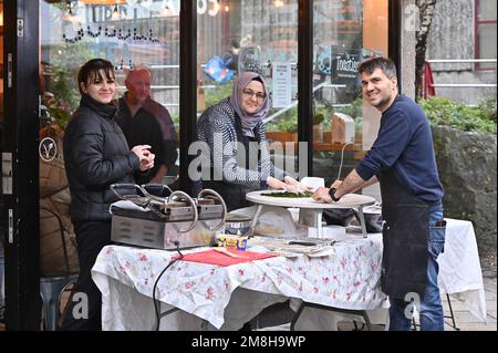 Préparer la cuisine turque de la gestion familiale assis dans et à l'extérieur du café au Royaume-Uni. Crédit photo Robert Timoney/Stock/image Banque D'Images