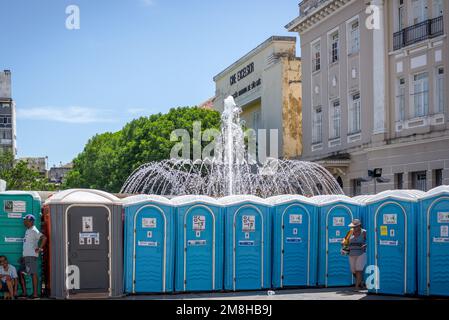 Salvador, Bahia, Brésil - 11 février 2018: Installation de toilettes chimiques dans les rues de Pelourinho pour les participants au carnaval de Salvador, Bah Banque D'Images